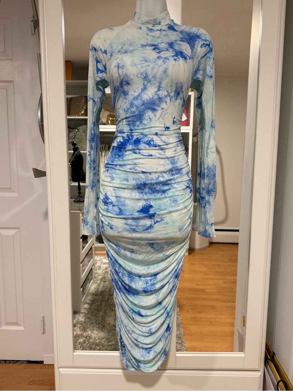 Belita Collection Long Sleeve Blue Tie-Dye Ruched Midi Dress - size large